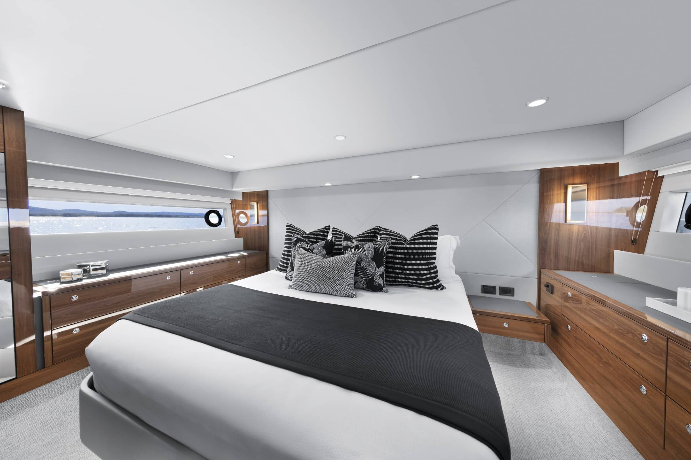 Maritimo M600 Black Edition - SPACIOUS ACCOMMODATION